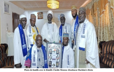 Photo de famille avec le Khalife Cheikh Moussa Aboubacar Hachimi à Kiota 