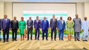 Photo de famille des participants à la Table ronde de Lomé