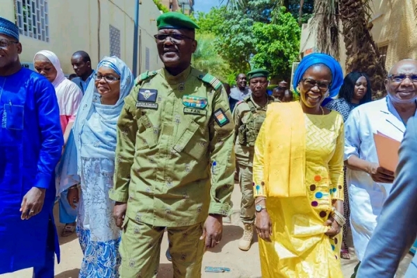 Le Ministre de la Santé Publique, de la Population et des Affaires Sociales, avec la Ministre de l&#039;Energie, la Représentante de l&#039;UNICEF au Niger et le Directeur Général de la Maternité Issaka Gazoby